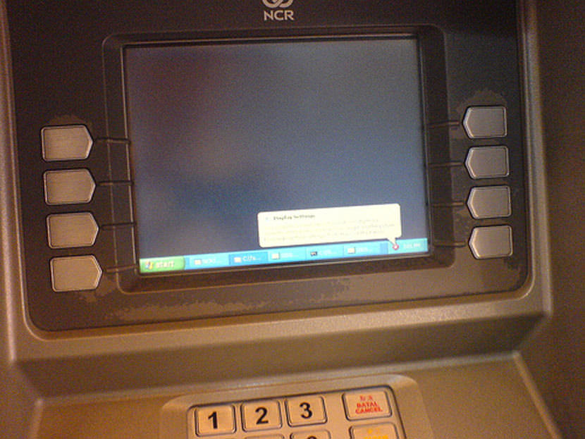 http://www.geckoandfly.com/wp-content/uploads/2006/07/atm_machinese_money_windows_xp_withdraw_virus_worm.jpg